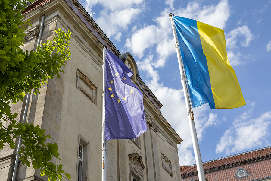 Europa- und Ukrainefahne im Ehrenhof mit Blick auf das Viadrina Hauptgebäude Europa- und Ukrainefahne im Ehrenhof mit Blick auf das Viadrina Hauptgebäude