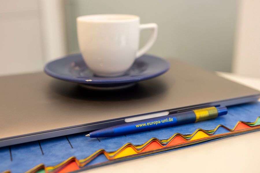 Ordner, Stift und Tasse