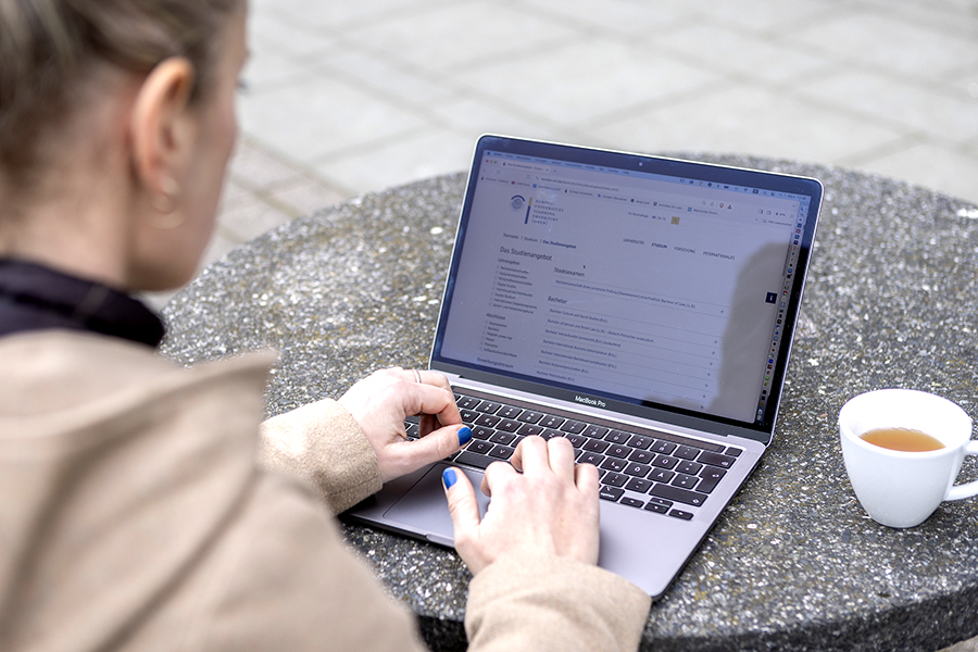 draußen am Computer arbeiten, eine Tasse Tee