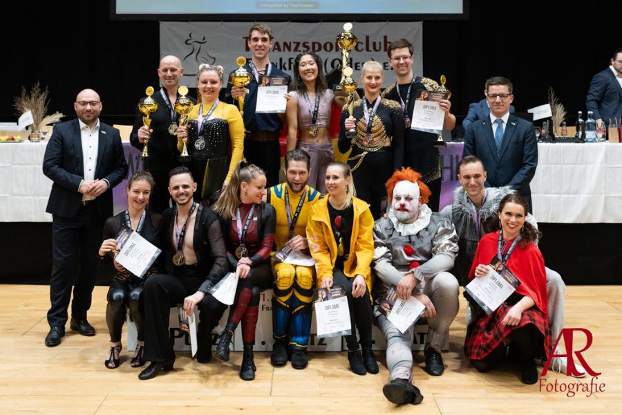 Gruppenbild 1. Tanzsportclub Frankfurt (Oder), Weltmeisterschaften Discofox 2024 mit Oberbürgermeister René Wilke