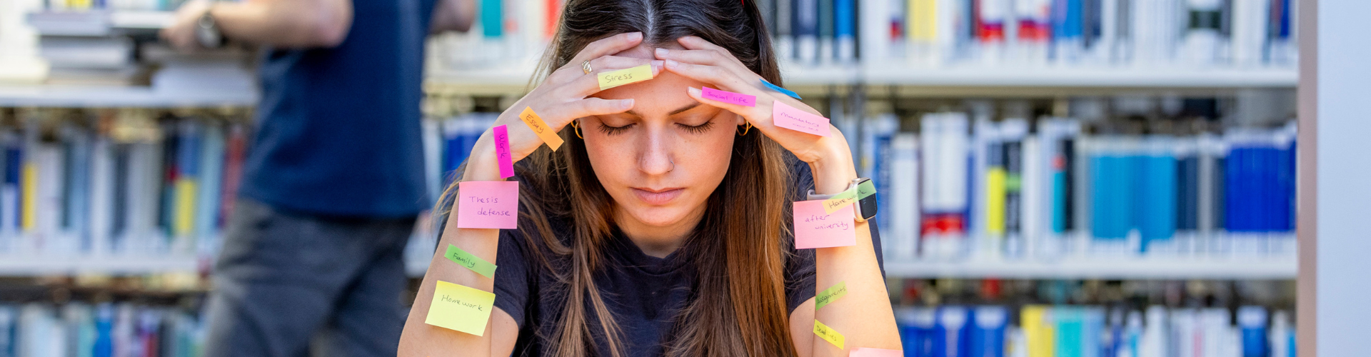 müde Studentin mit Aufklebern an Händen und Armen