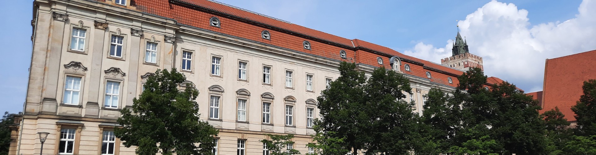 Ausschnitt Weitwinkelaufnahme vom Viadrina Hauptgebäude