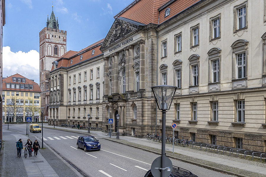 Portal des Hauptgebäudes