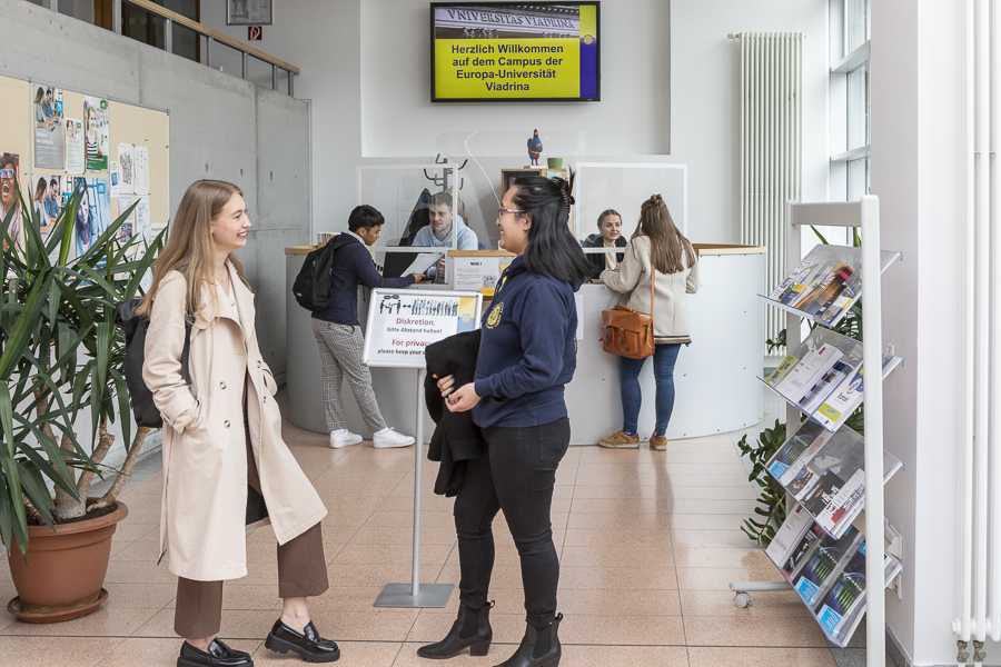 Studierende stehen vor dem Service-Point im Viadrina Auditorium Maximum