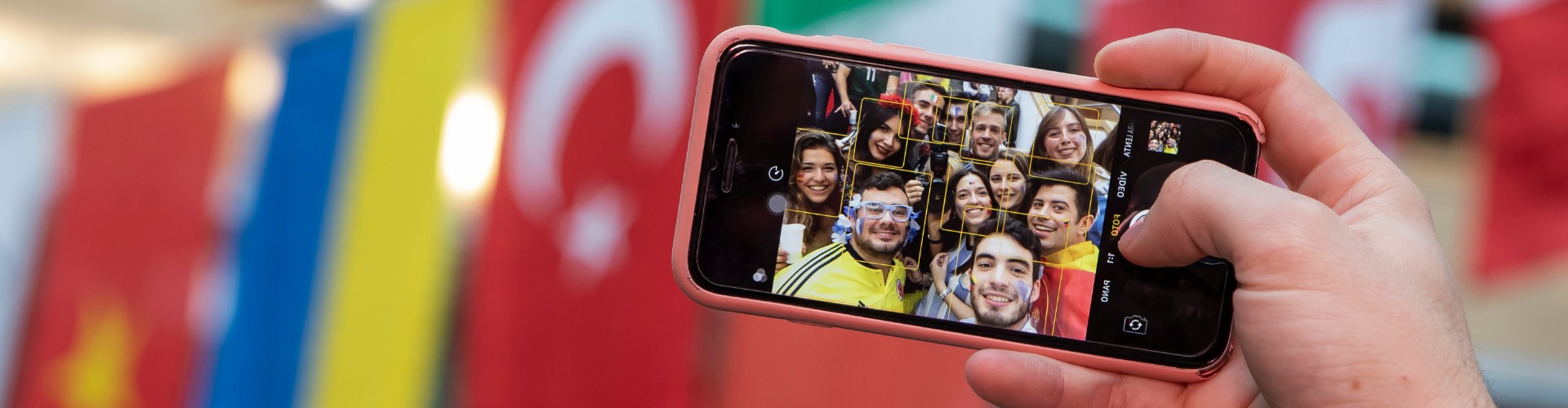 Studierende nehmen mit dem Handy eine Selfie beim International Day der Viadrina auf