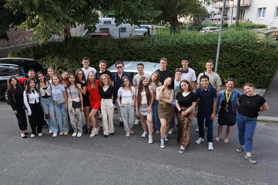 Gruppenfoto usbekische Schüler besuchen Fforst