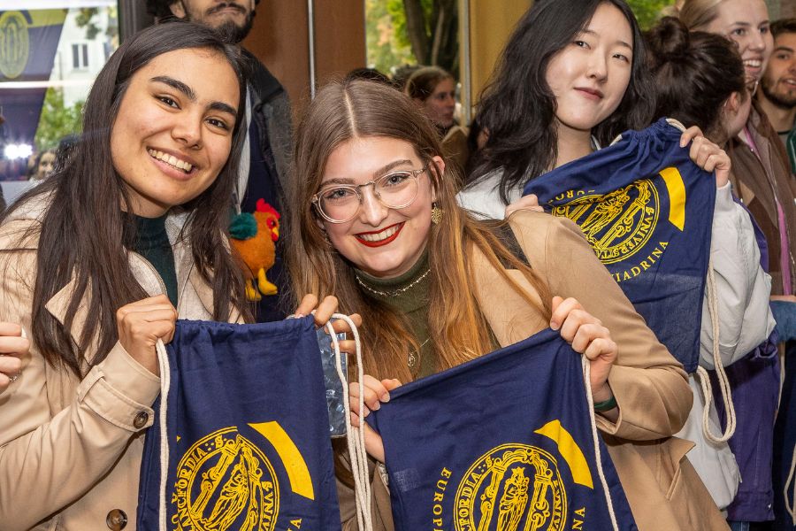 Viadrina-Studierende halten während des Get-togethers im Kleist Forum Ersti-Beutel hoch und freuen sich auf den Studienstart.