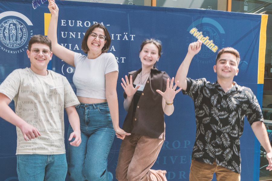 Studierende, Schüler und Schülerinnen am Tag der offenen Tür und Infotag der Europa-Universität Frankfurt (Oder)