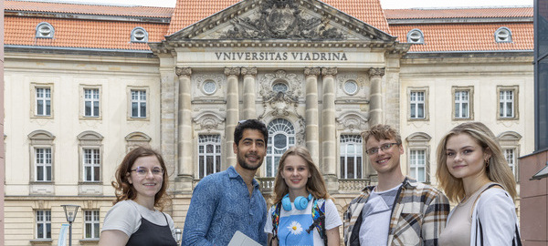 Viadrina-Studierende Hauptgebäude