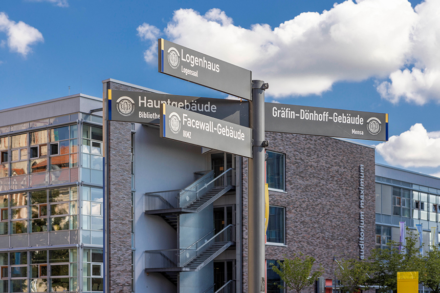 The signpost on the campus square points to the Viadrina buildings