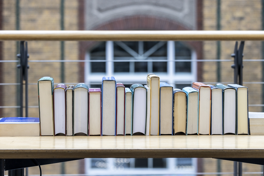 Linie der Bücher, Bibliothek