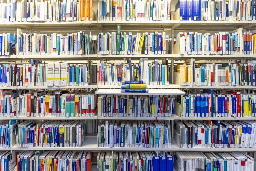 die Bücher im Regal in der Bibliothek