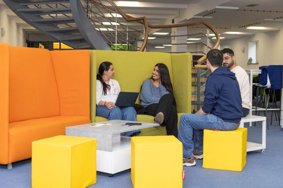 Studierenden unterhält sich im Coworking Space, european new school of digital studies