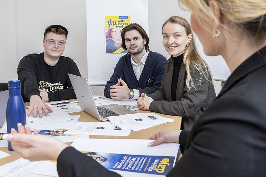 Studenten arbeiten zusammen, junge Leute an einem Tisch