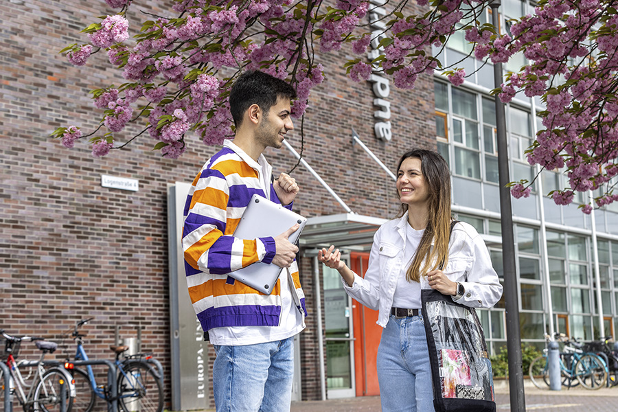 Studierende auf dem Viadrina-Campus