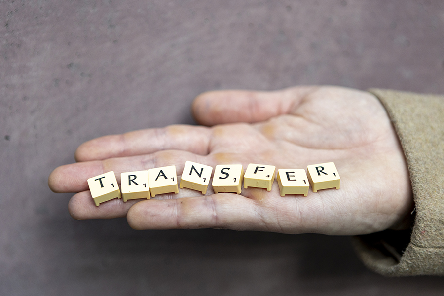 transfer, Buchstaben von Scruble auf der Hand