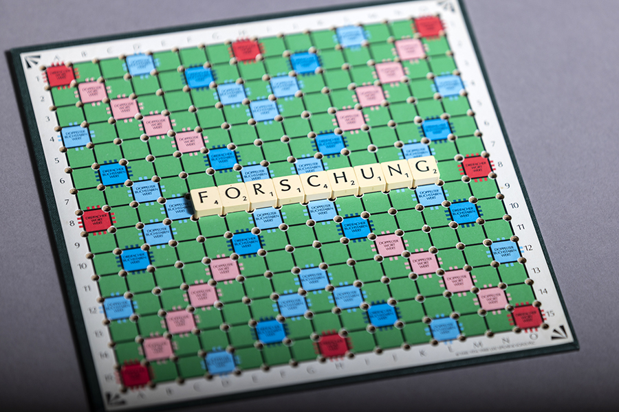 Wort "Forschung" auf Scrabble-Brett, Ansicht von oben