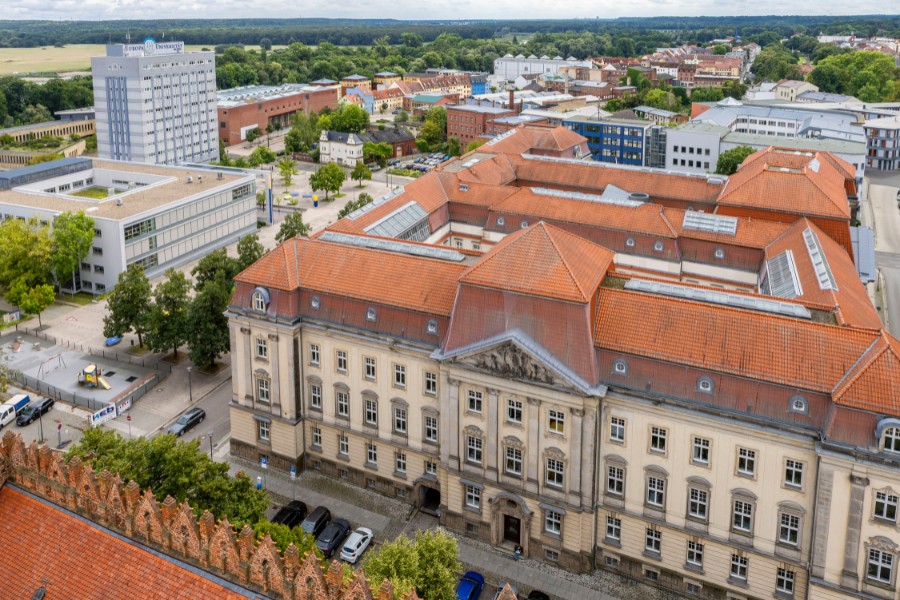 Viadrina Hauptgebäude und Campusplatz von oben Viadrina Hauptgebäude und Campusplatz von oben